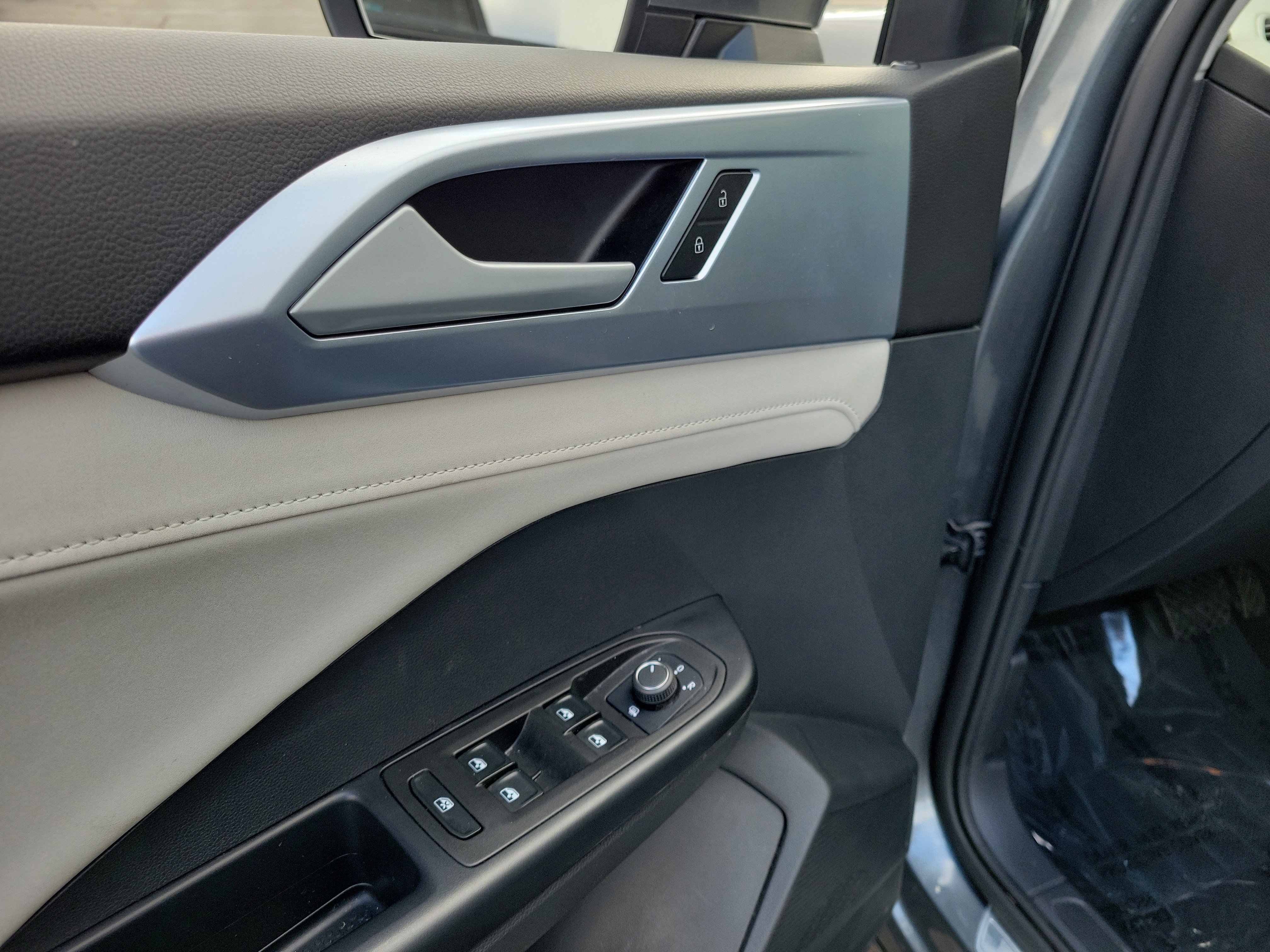 Used 2025 Volkswagen Taos SE image 18