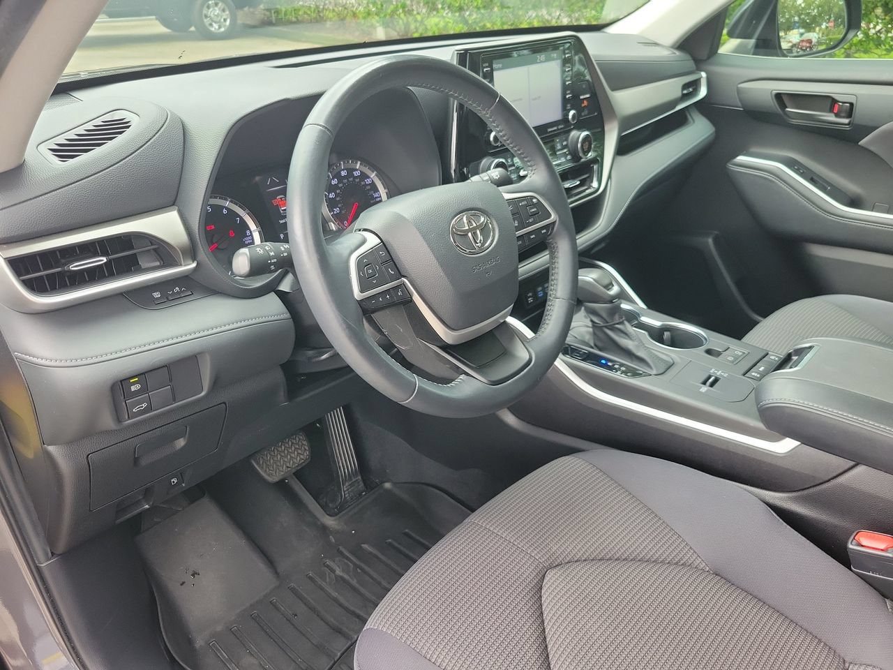 Used 2022 Toyota Highlander LE FWD image 16