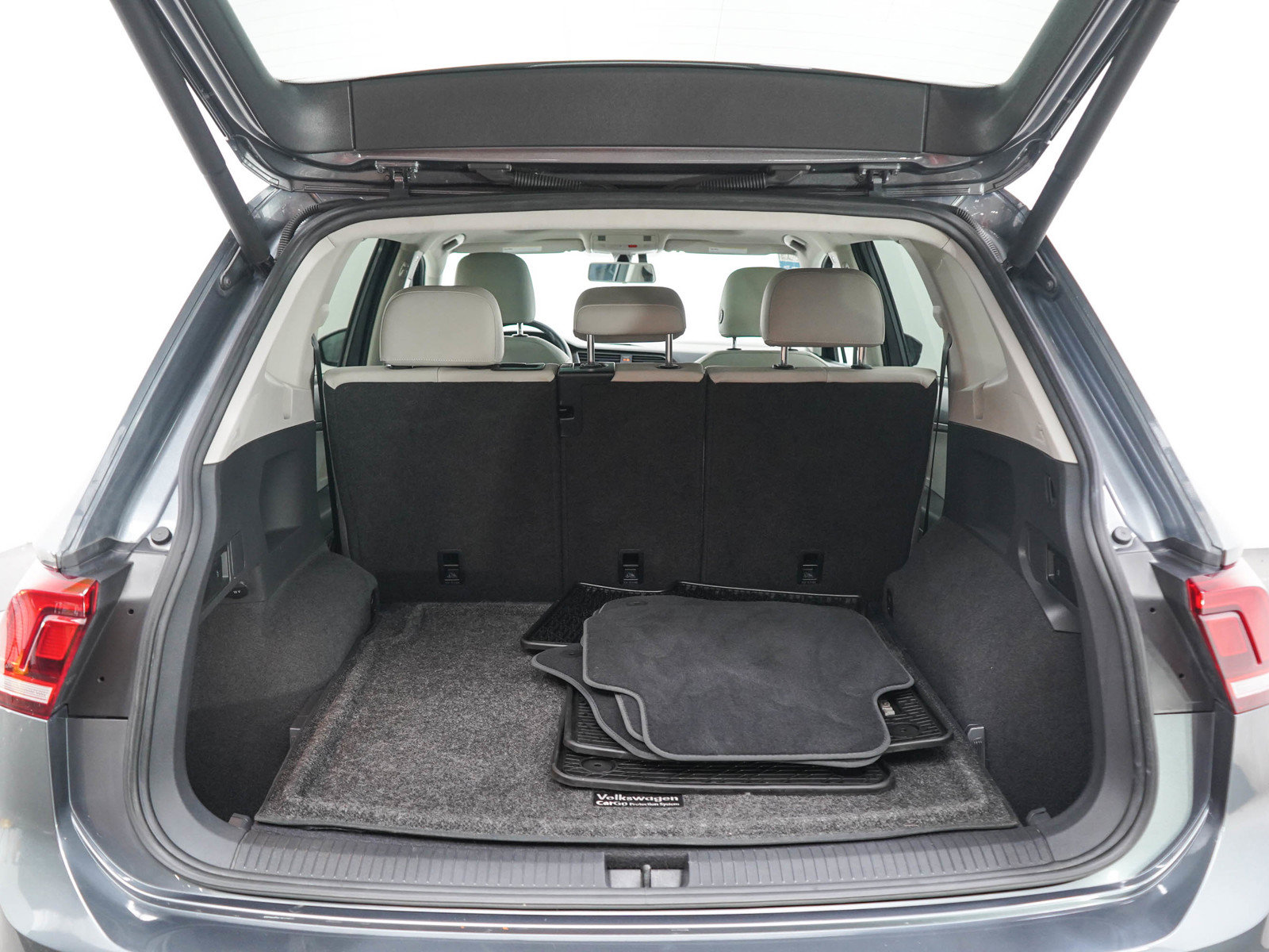 Used 2018 Volkswagen Tiguan SEL AWD/4WD image 16
