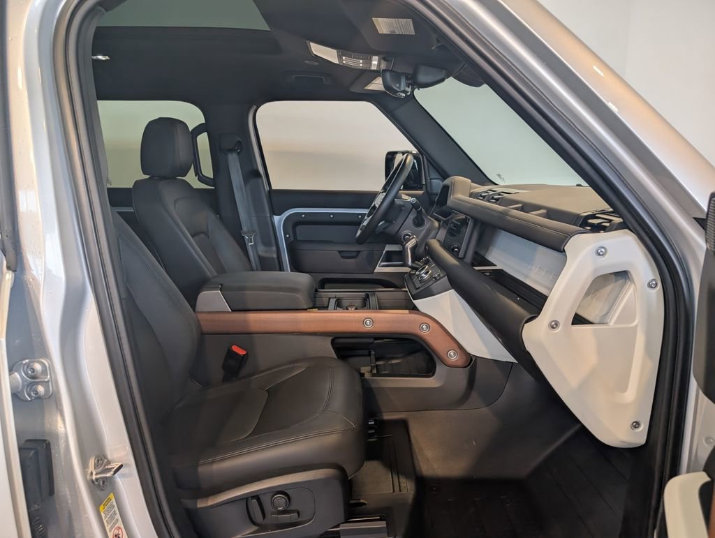 Used 2024 Land Rover Defender 110 SE image 32