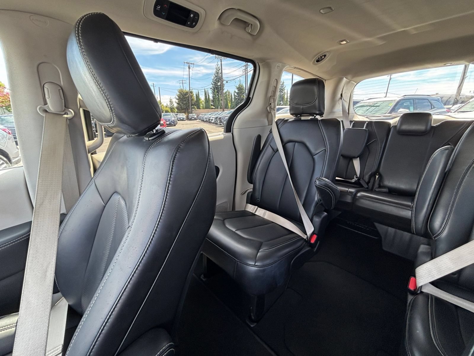 Used 2024 Chrysler Pacifica Touring-L FWD image 41