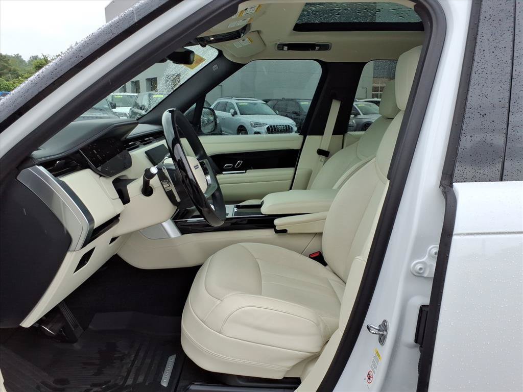 Used 2025 Land Rover Range Rover SE AWD/4WD image 10