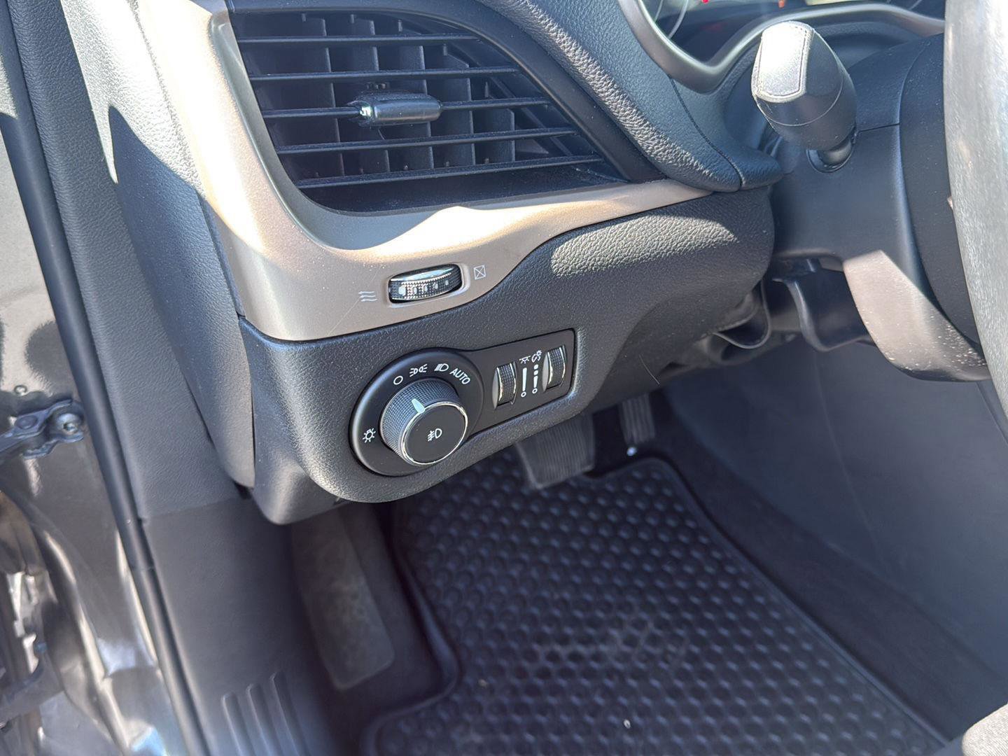 Used 2016 Jeep Cherokee Latitude w/ Cold Weather Group image 14