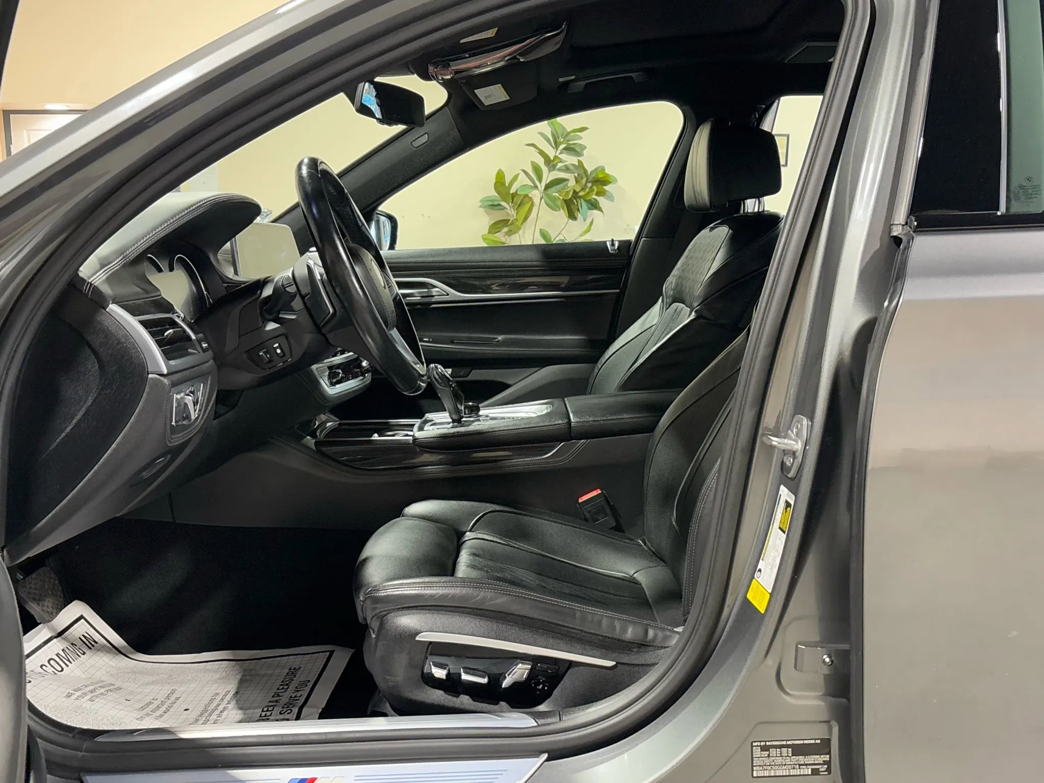 Used 2016 BMW 750i image 9