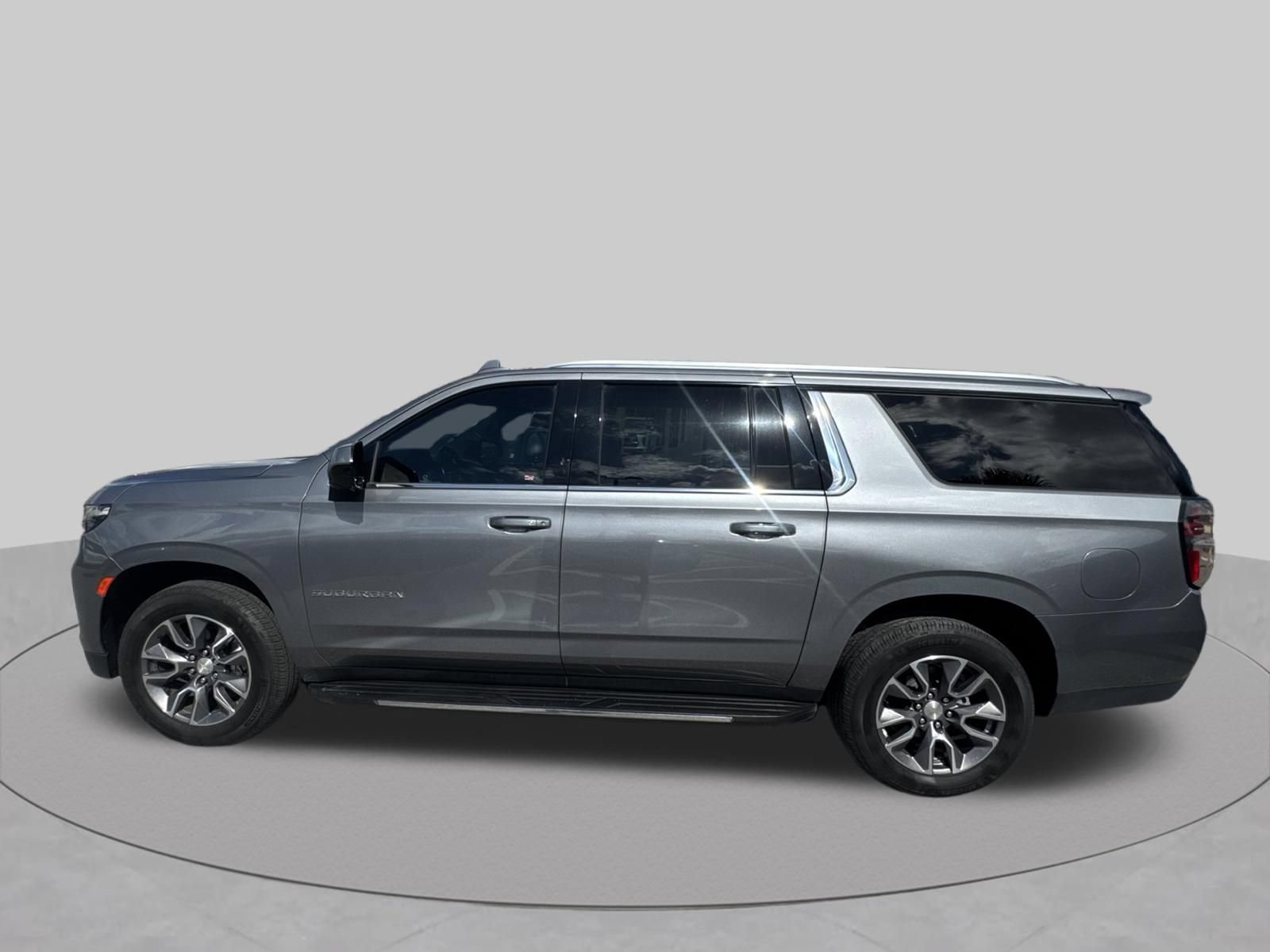 Used 2022 Chevrolet Suburban LT RWD image 28