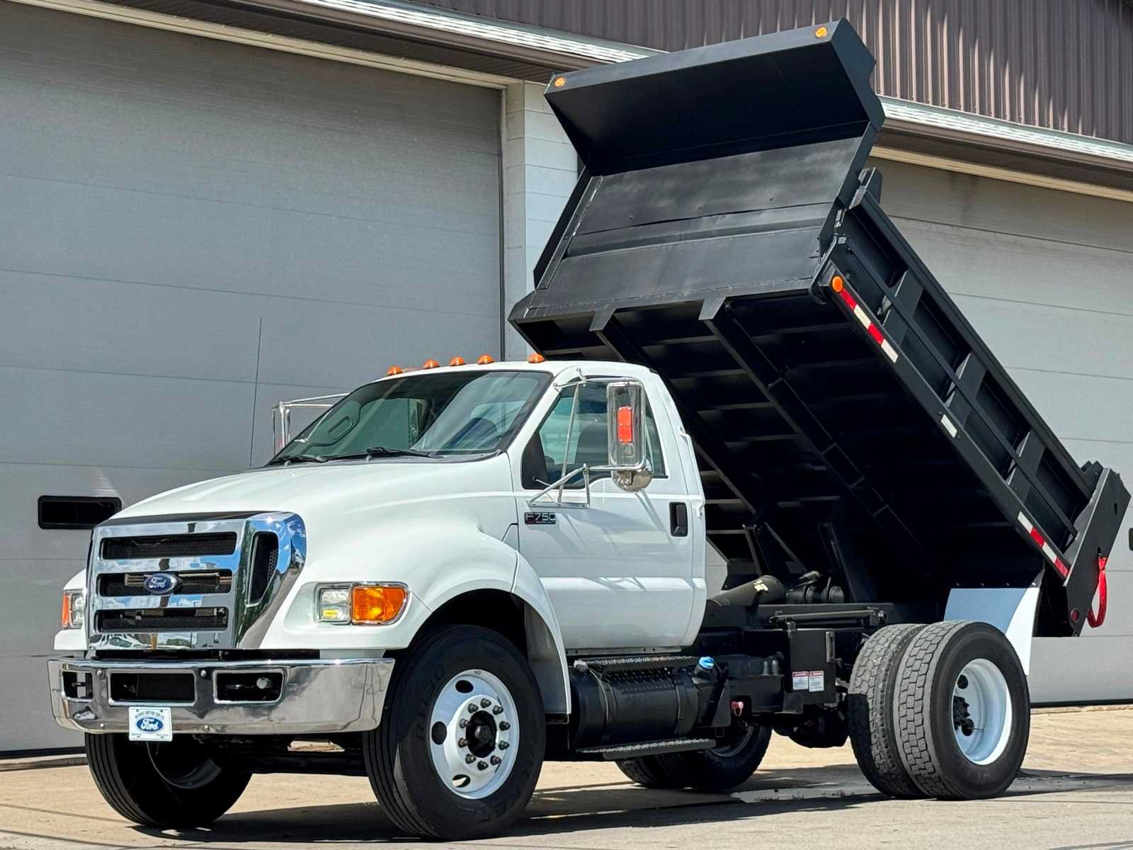 Used 2015 Ford F750 2WD Regular Cab Super Duty image 1