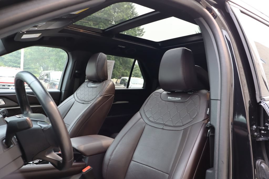 Used 2025 Ford Explorer Platinum w/ LUX Leather Package AWD/4WD image 4