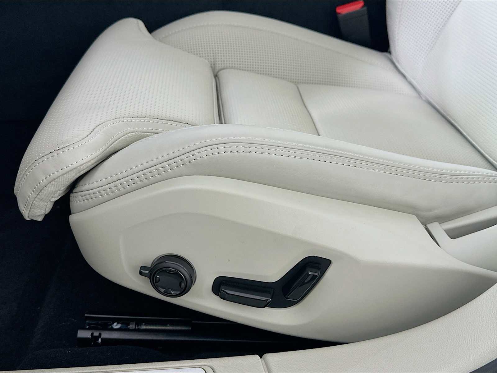 Used 2025 Volvo V60 B5 Cross Country Ultra w/ Climate Package image 17