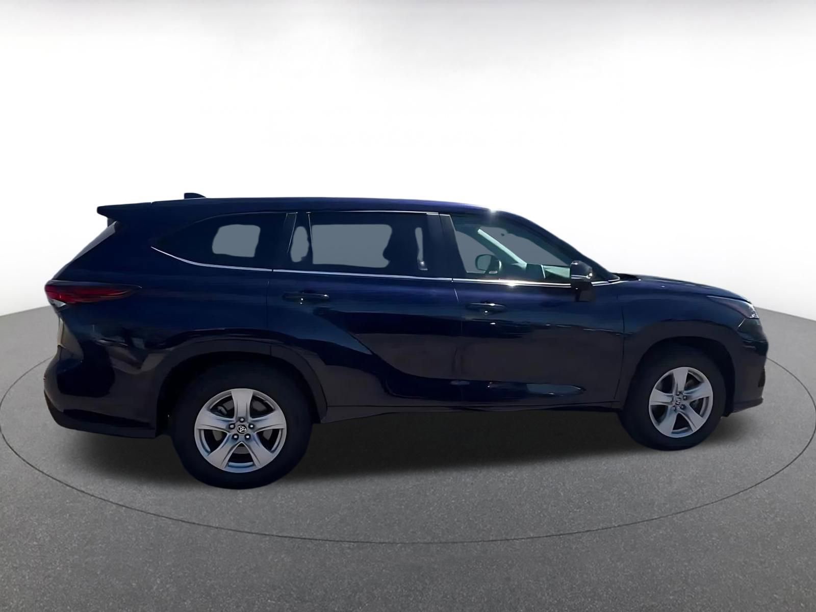 Used 2025 Toyota Highlander LE image 16