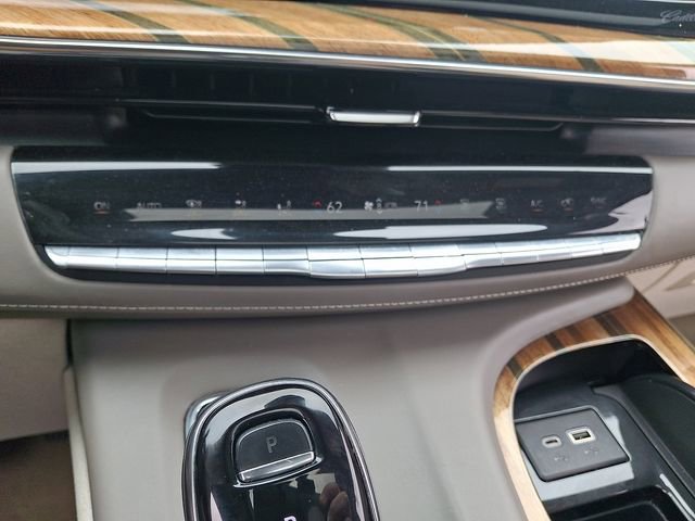 Used 2021 Cadillac Escalade Premium Luxury Platinum w/ LPO, Radiant Package AWD/4WD image 17