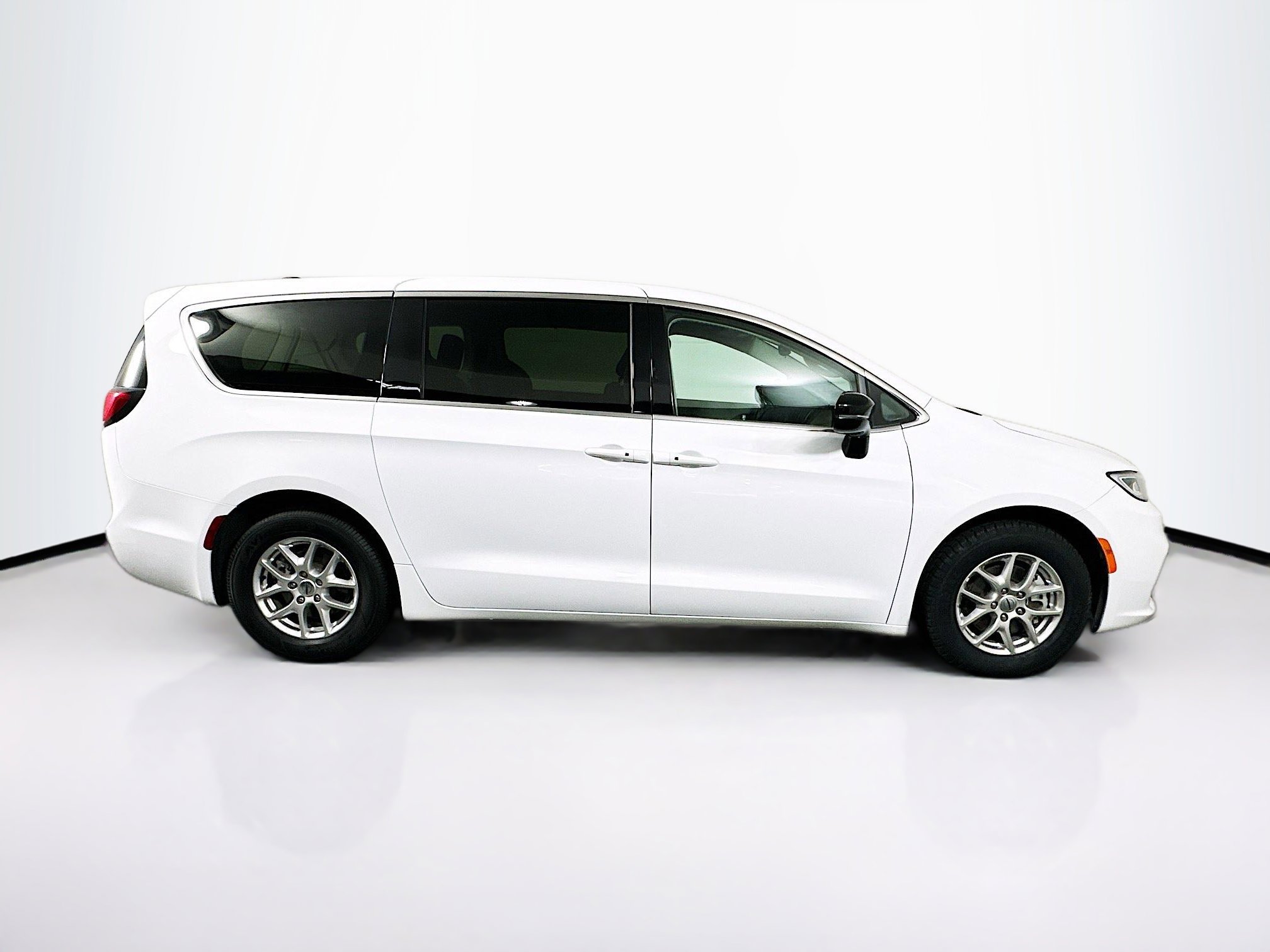 Used 2024 Chrysler Pacifica Touring-L FWD image 10