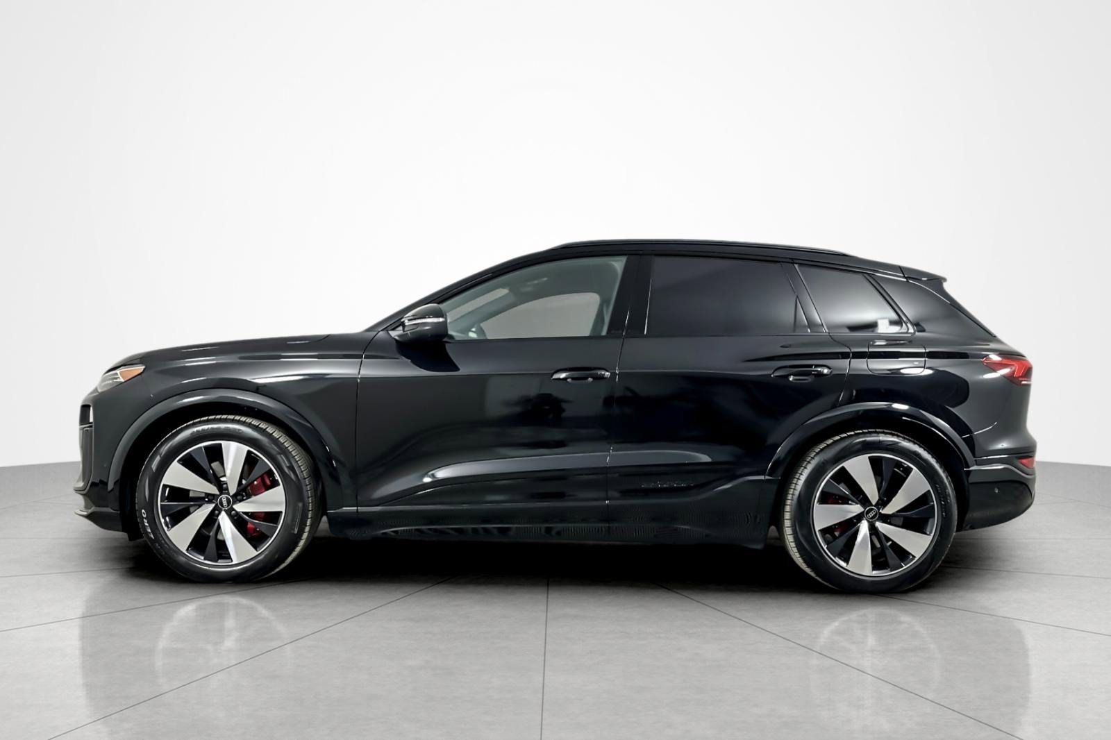Used 2025 Audi SQ6 e-tron Premium w/ Convenience Package AWD/4WD image 2