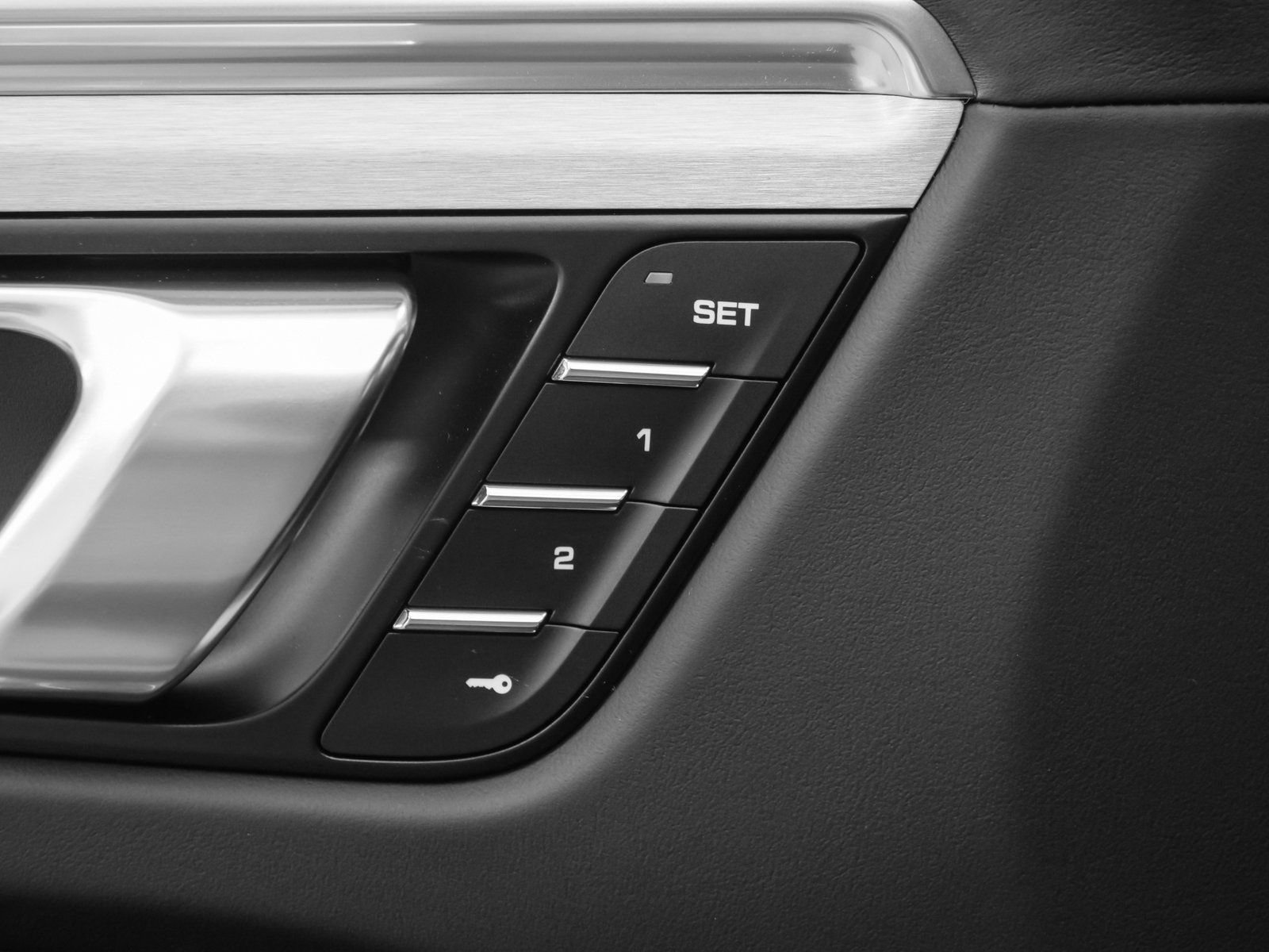 Certified 2025 Porsche Macan image 31