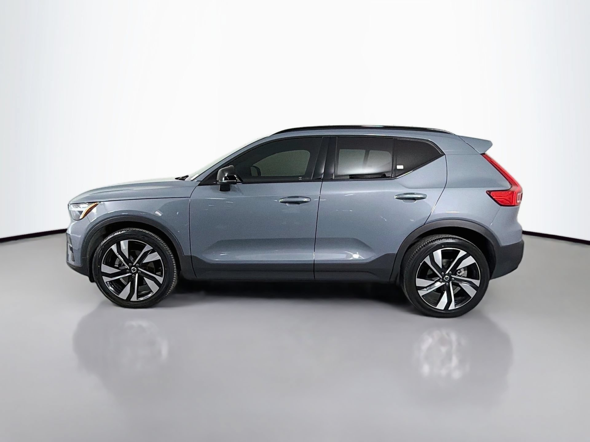 Certified 2023 Volvo XC40 B5 Plus w/ Climate Package AWD/4WD image 9