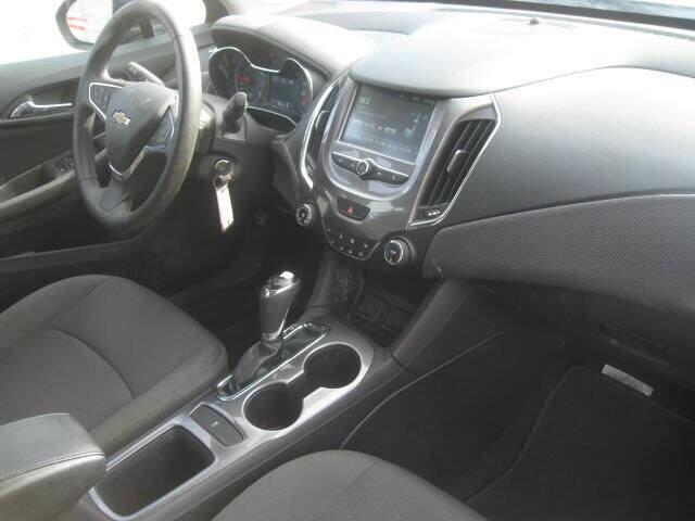 Used 2017 Chevrolet Cruze LT image 18