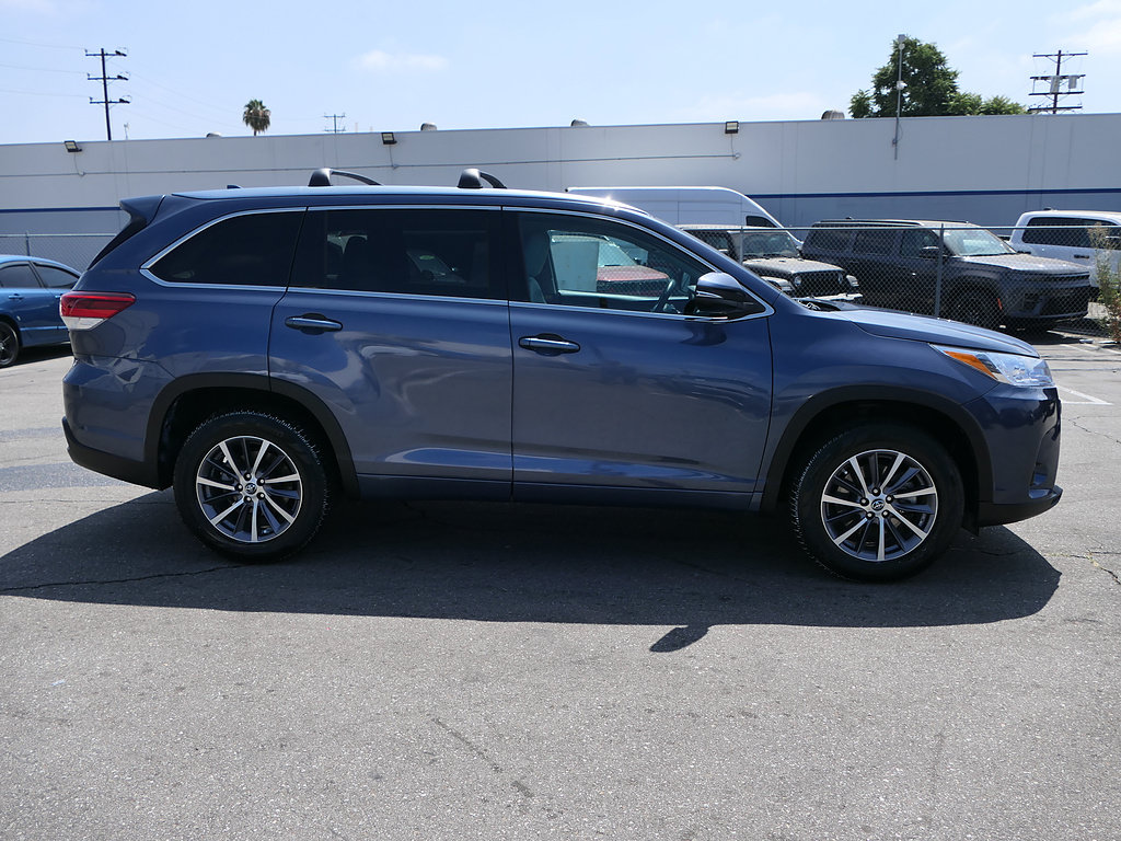 Used 2018 Toyota Highlander XLE FWD image 2