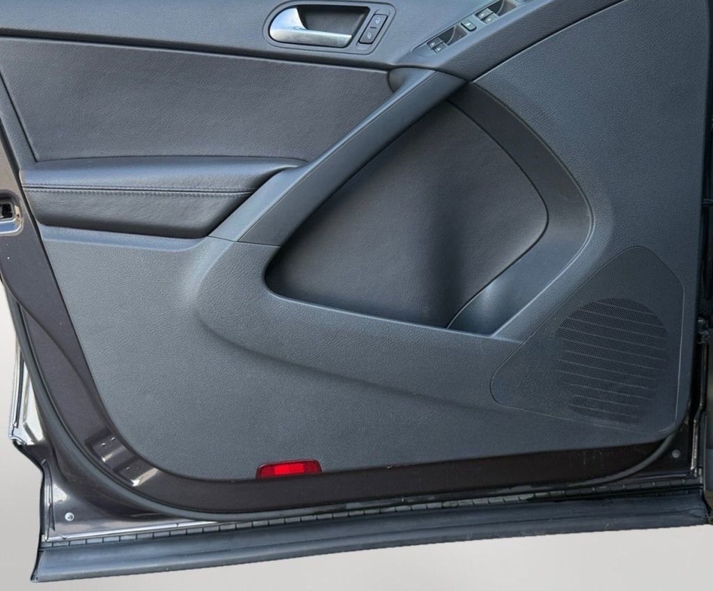 Used 2016 Volkswagen Tiguan S image 14