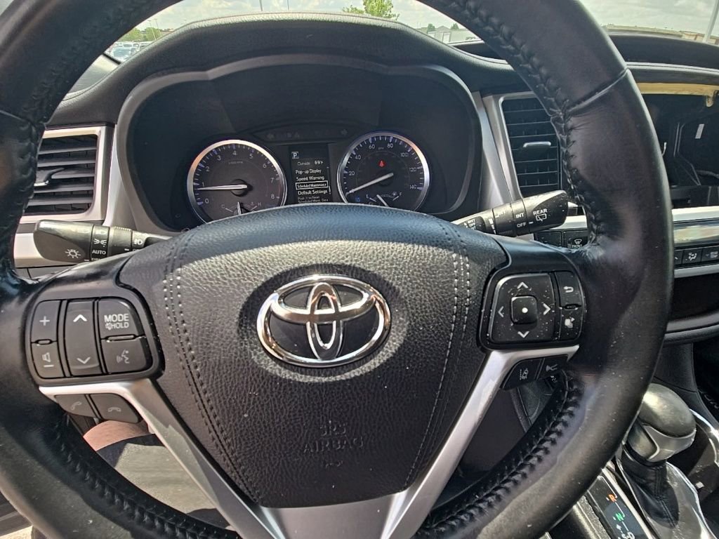 Used 2019 Toyota Highlander XLE AWD/4WD image 17