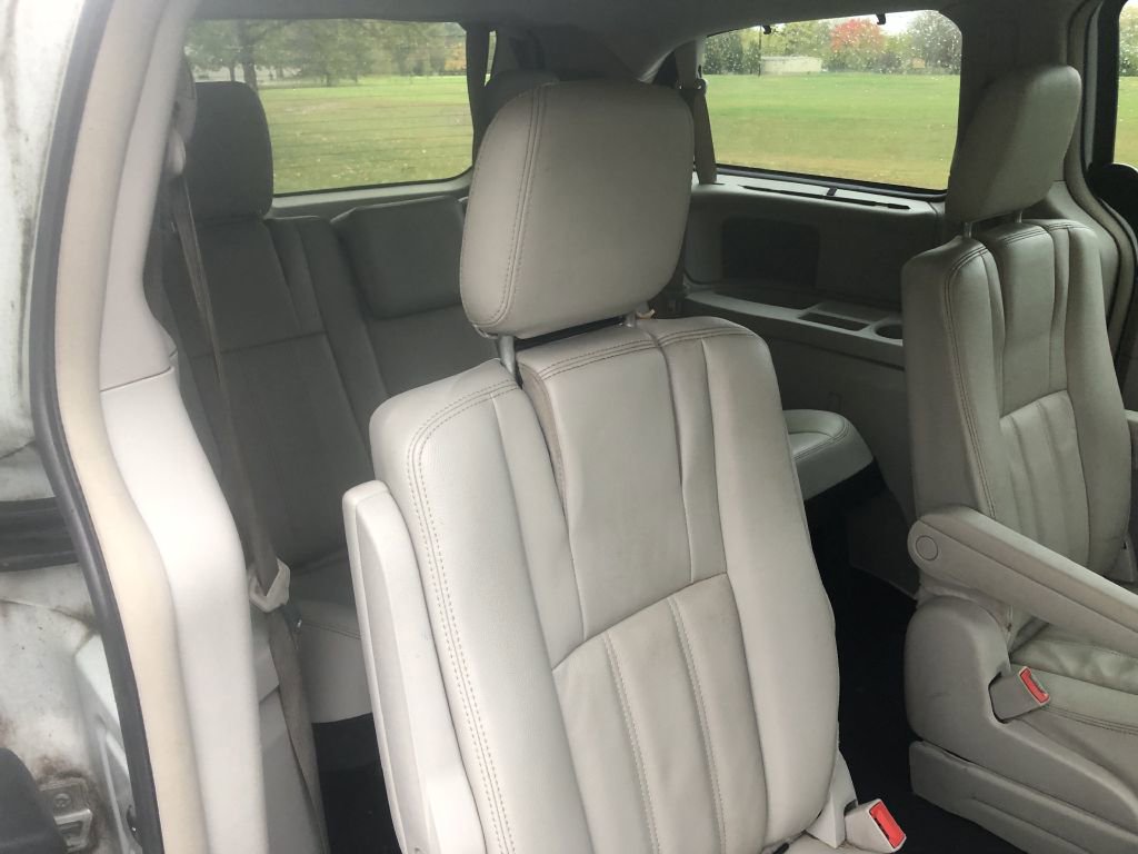Used 2014 Chrysler Town & Country Touring image 21
