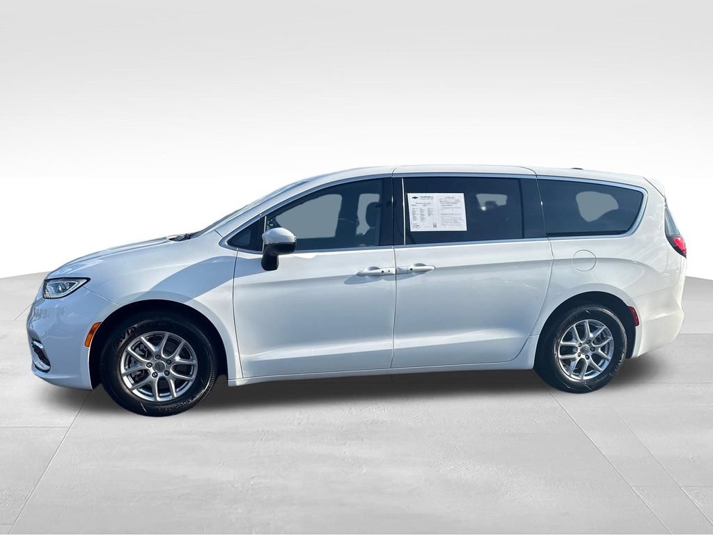Used 2023 Chrysler Pacifica Touring FWD image 3