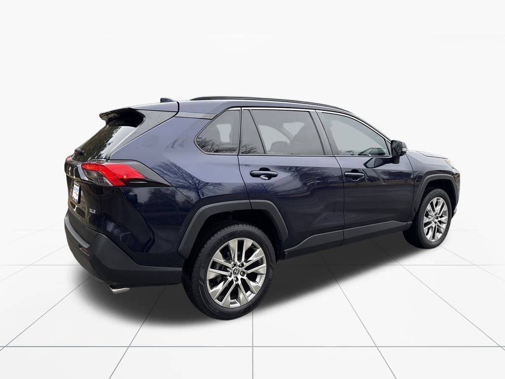 Used 2021 Toyota RAV4 XLE Premium image 9