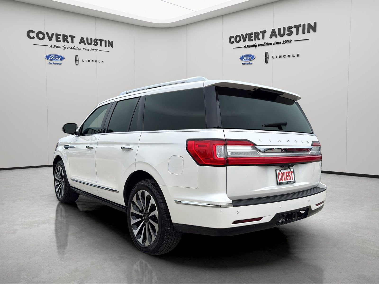 Used 2018 Lincoln Navigator Select AWD/4WD image 3