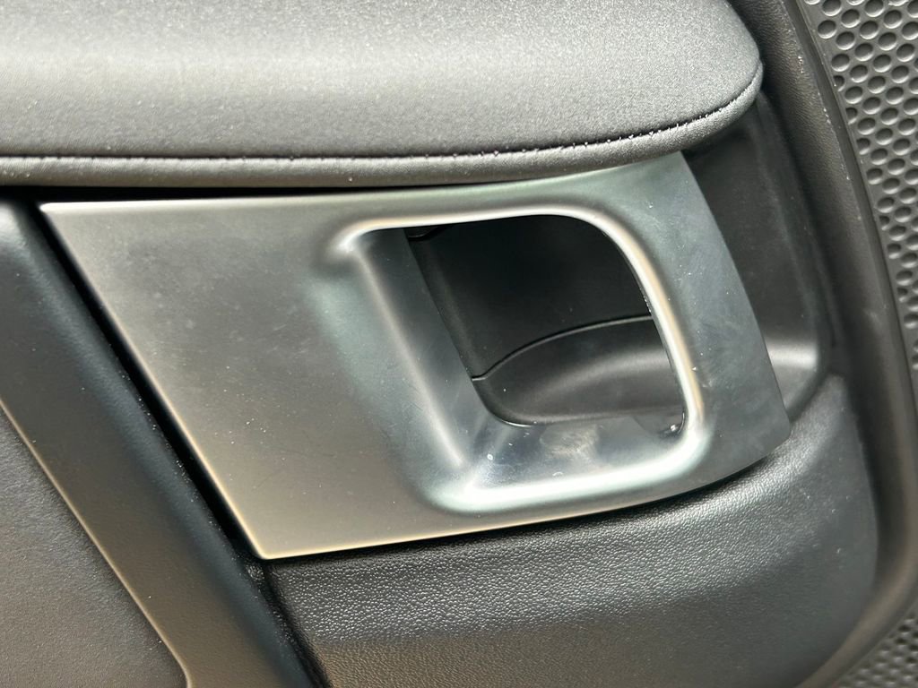 Used 2024 Land Rover Discovery S image 28