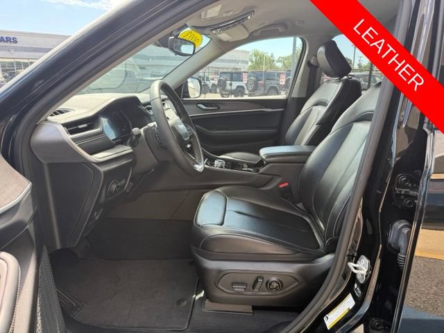 Used 2023 Jeep Grand Cherokee L Limited AWD/4WD image 3