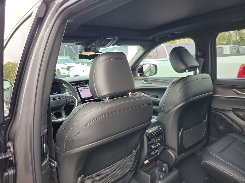 New 2025 Jeep Grand Cherokee L Limited w/ Luxury Tech Group II AWD/4WD image 9