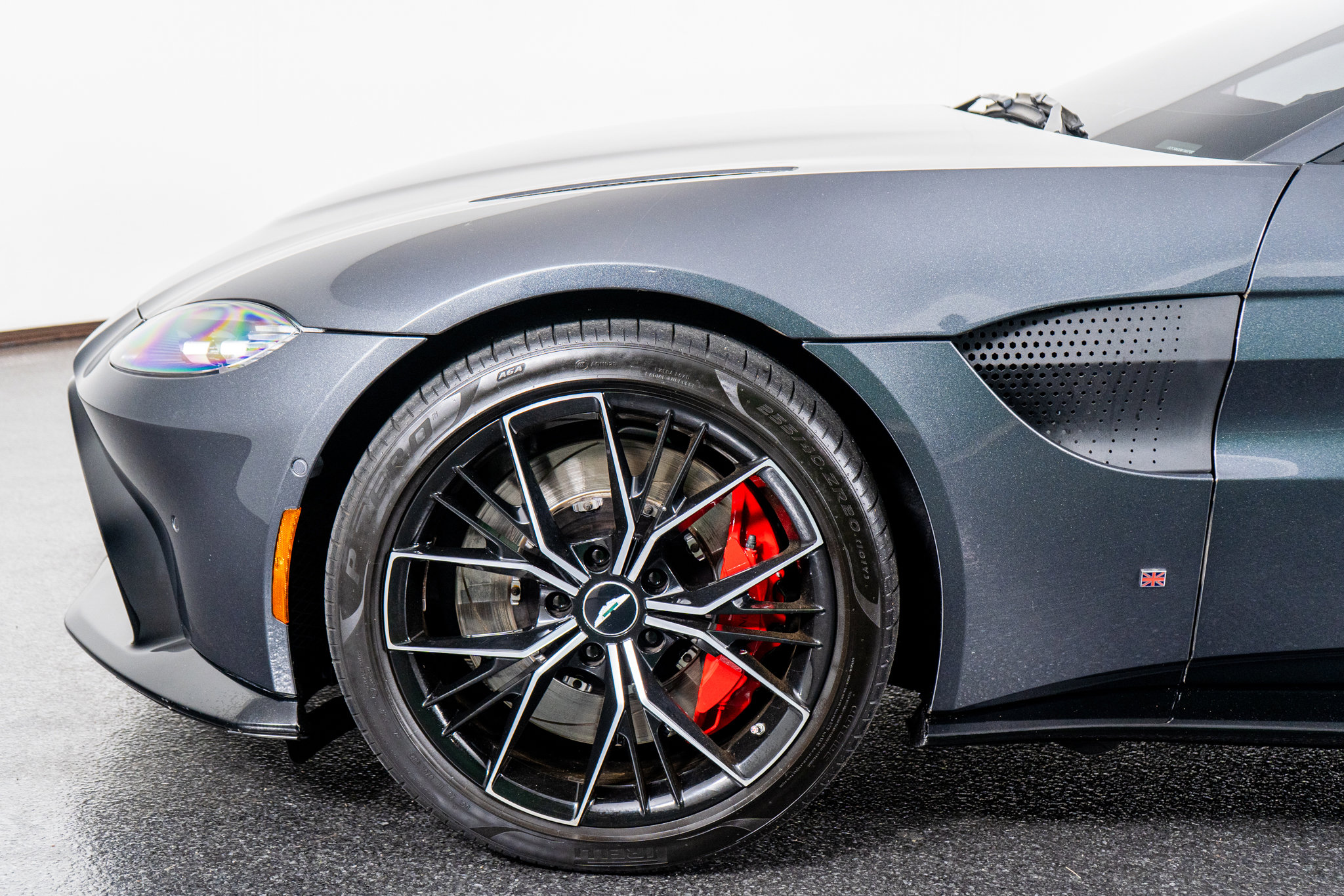 Used 2021 Aston Martin V8 Vantage Roadster image 19