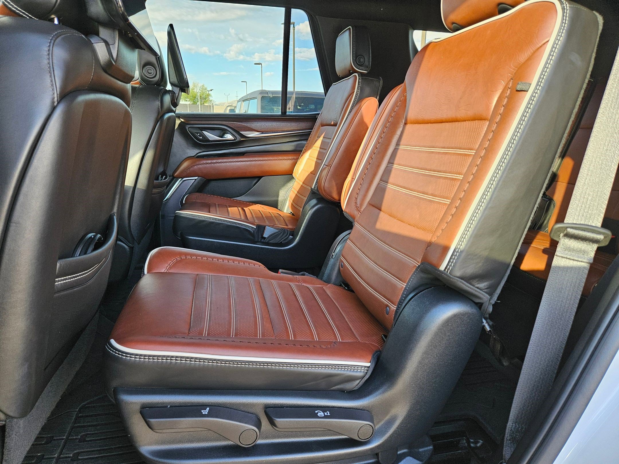 Used 2023 GMC Yukon Denali Ultimate w/ LPO, Floor Liner Package AWD/4WD image 30