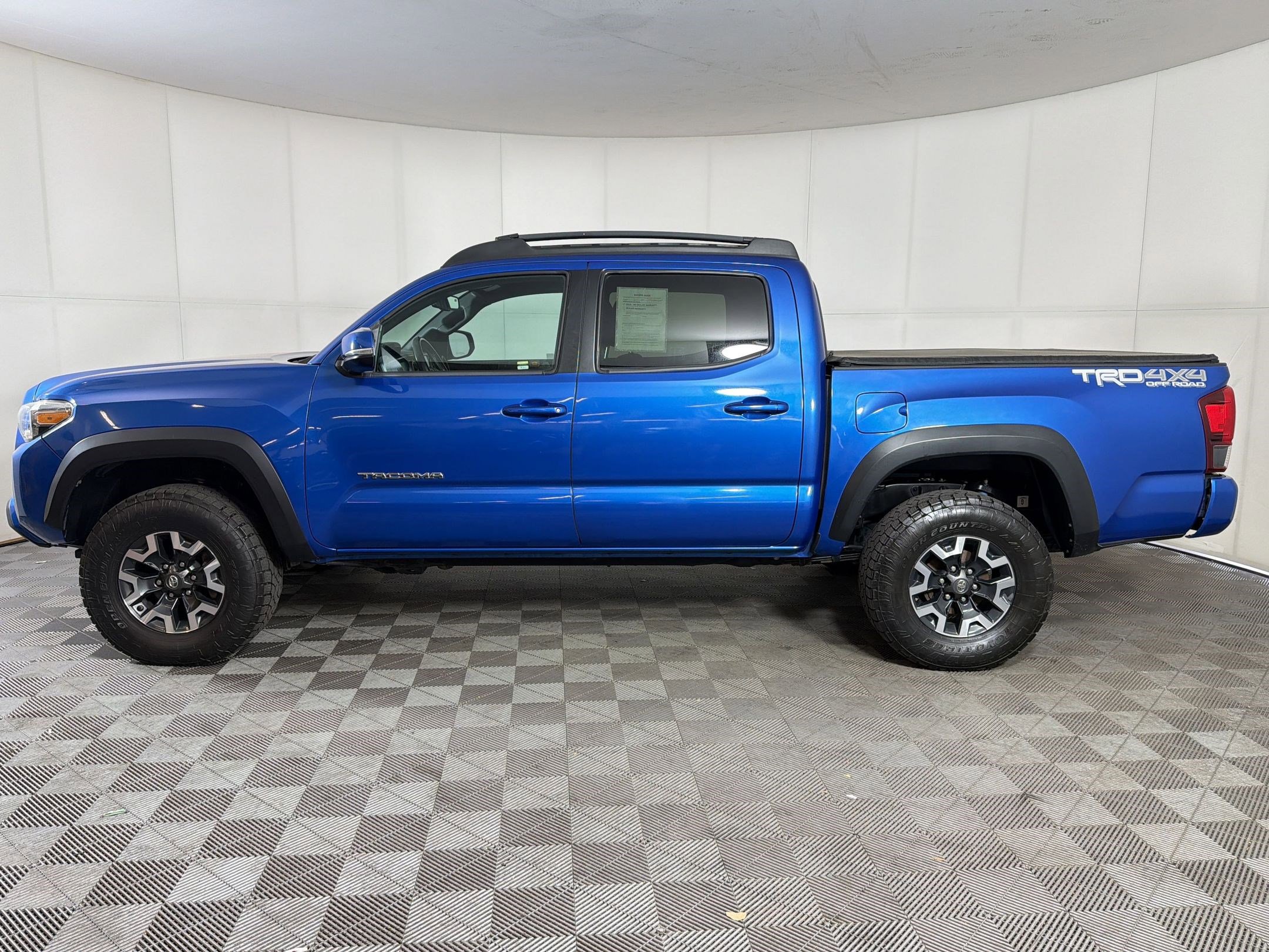 Used 2018 Toyota Tacoma TRD Off-Road w/ Technology Package AWD/4WD image 2