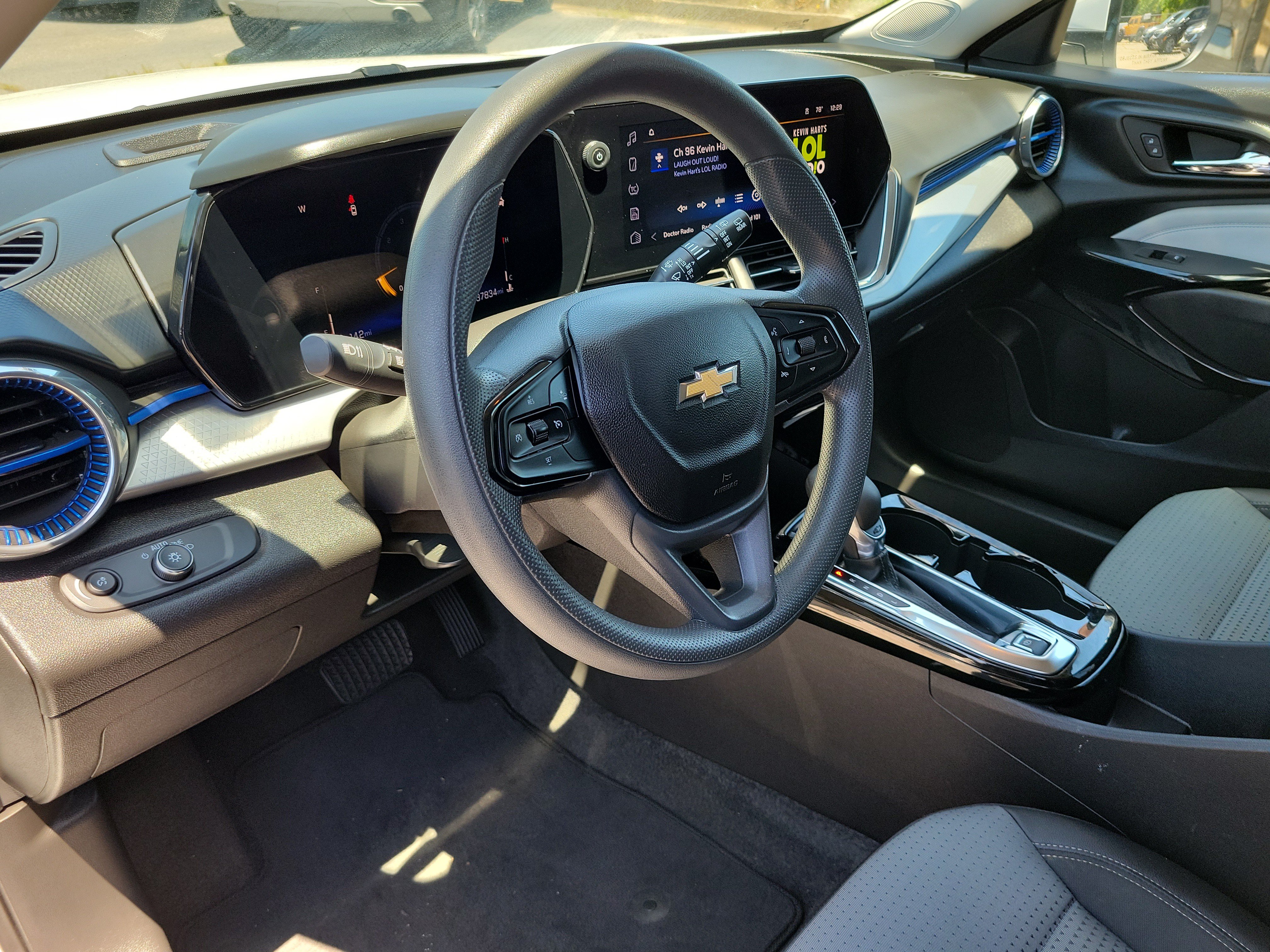 Used 2025 Chevrolet Trax LT FWD image 18