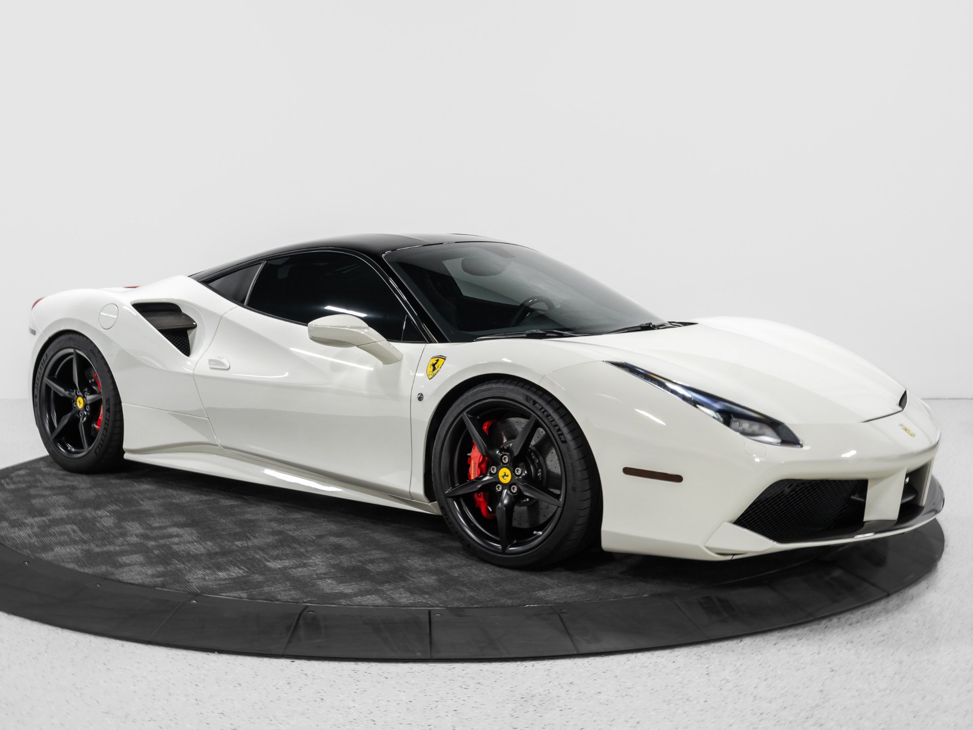 Used 2016 Ferrari 488 GTB RWD image 11