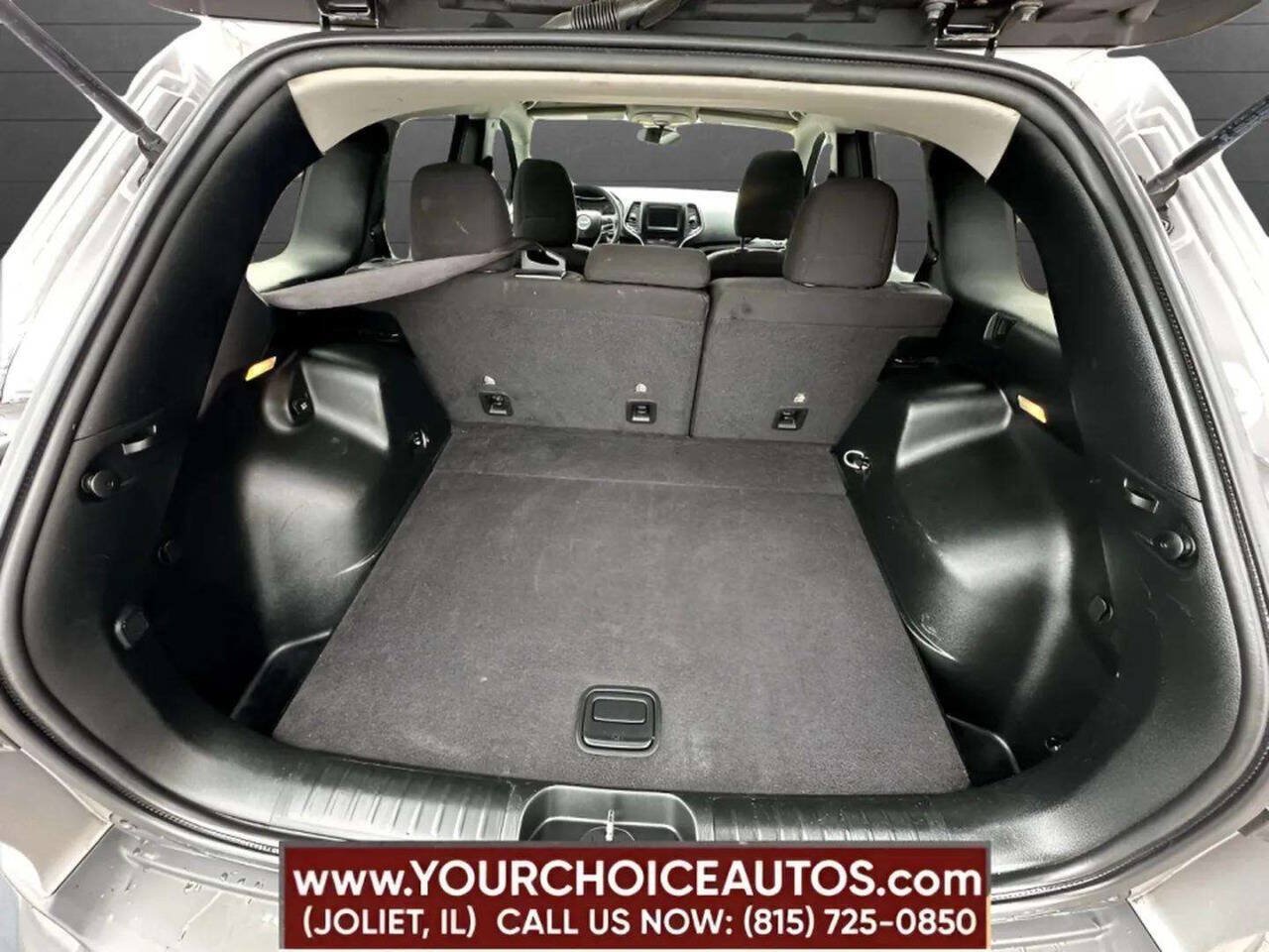 Used 2019 Jeep Cherokee Latitude w/ Popular Appearance Group AWD/4WD image 27
