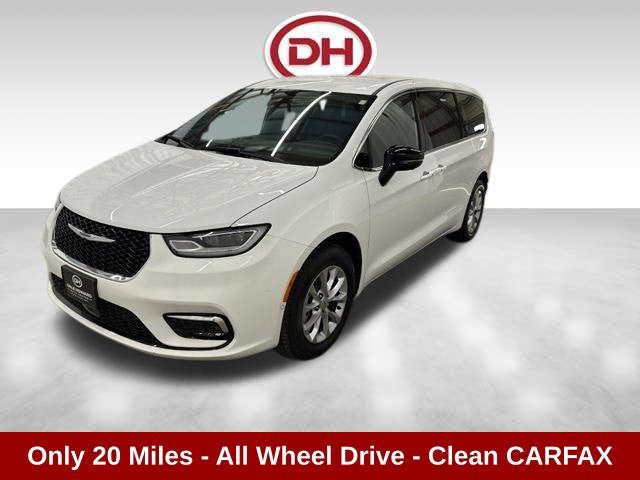 Used 2025 Chrysler Pacifica Select AWD/4WD image 10