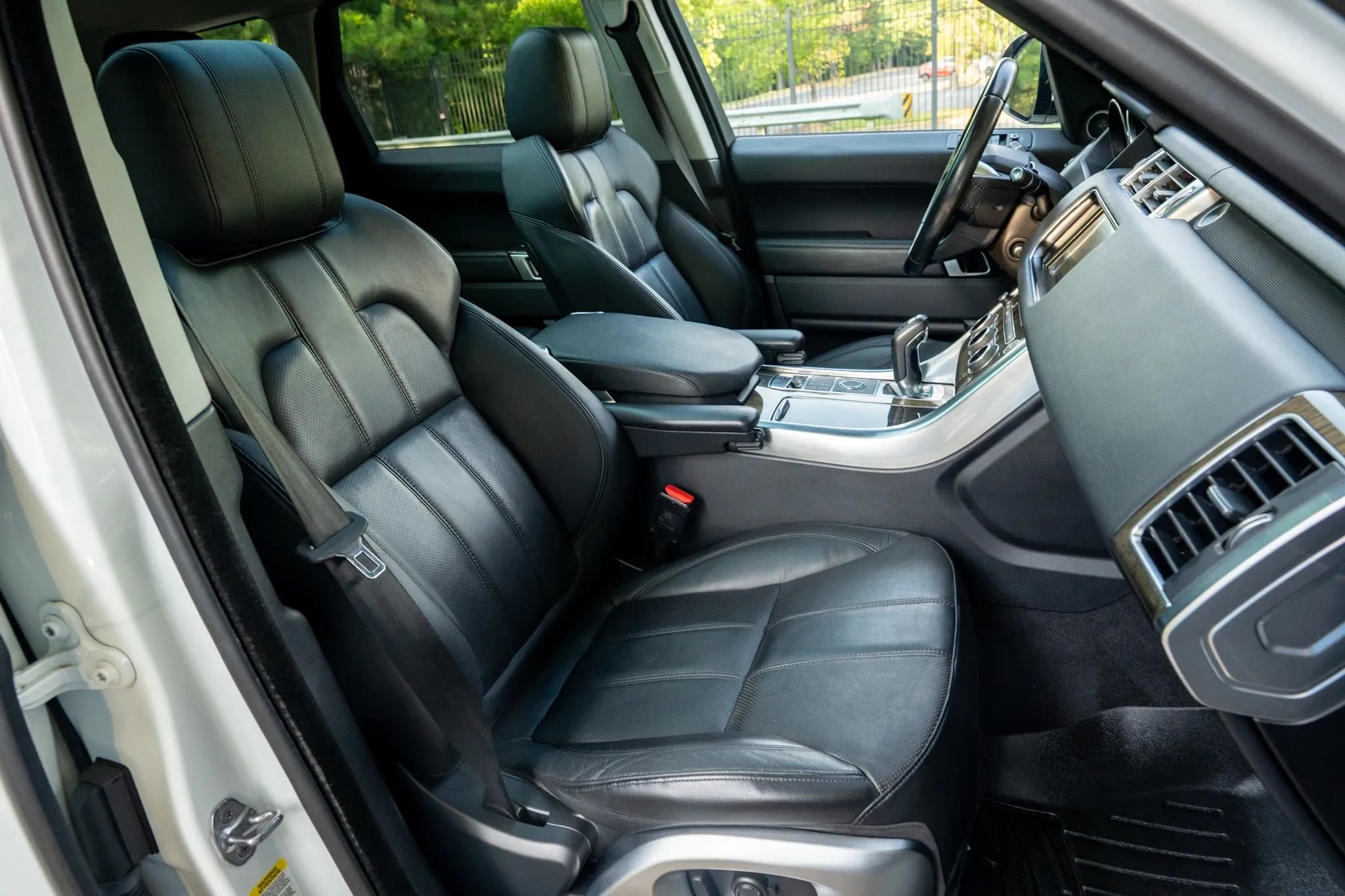 Used 2016 Land Rover Range Rover Sport SE image 19