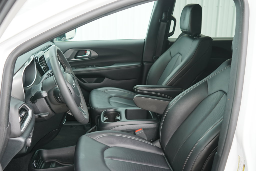 Used 2025 Chrysler Pacifica Select FWD image 12