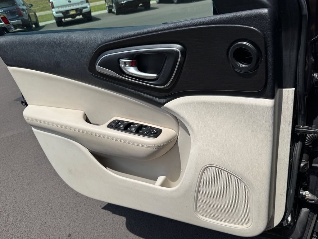 Used 2015 Chrysler 200 C FWD image 17