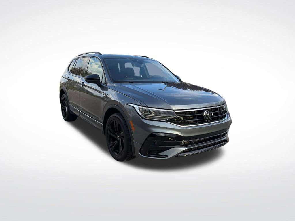 Used 2024 Volkswagen Tiguan SE R-Line image 2