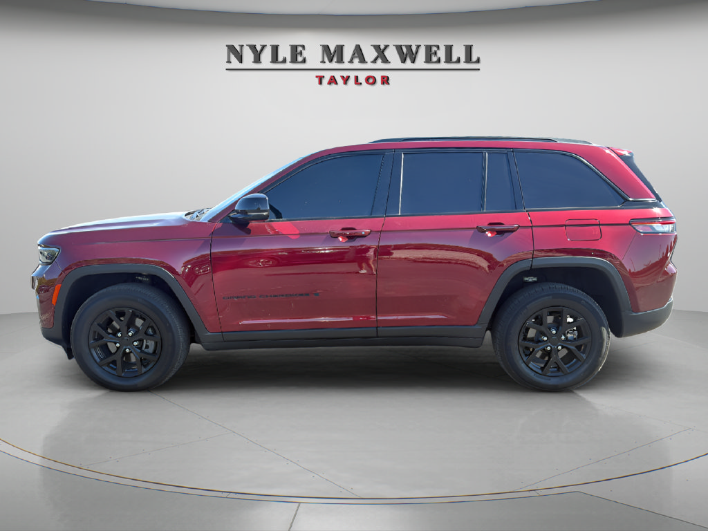 Used 2025 Jeep Grand Cherokee Altitude RWD image 10