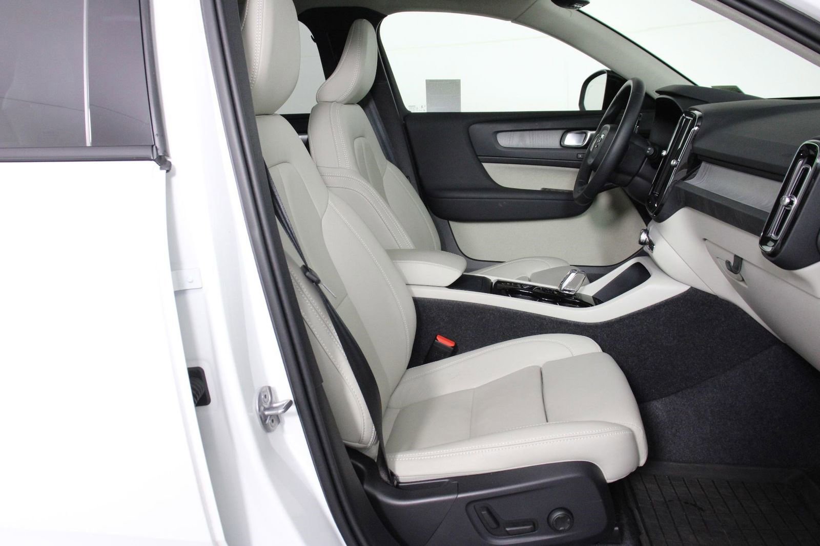 Used 2026 Volvo XC40 B5 Plus w/ Protection Package Premier AWD/4WD image 29