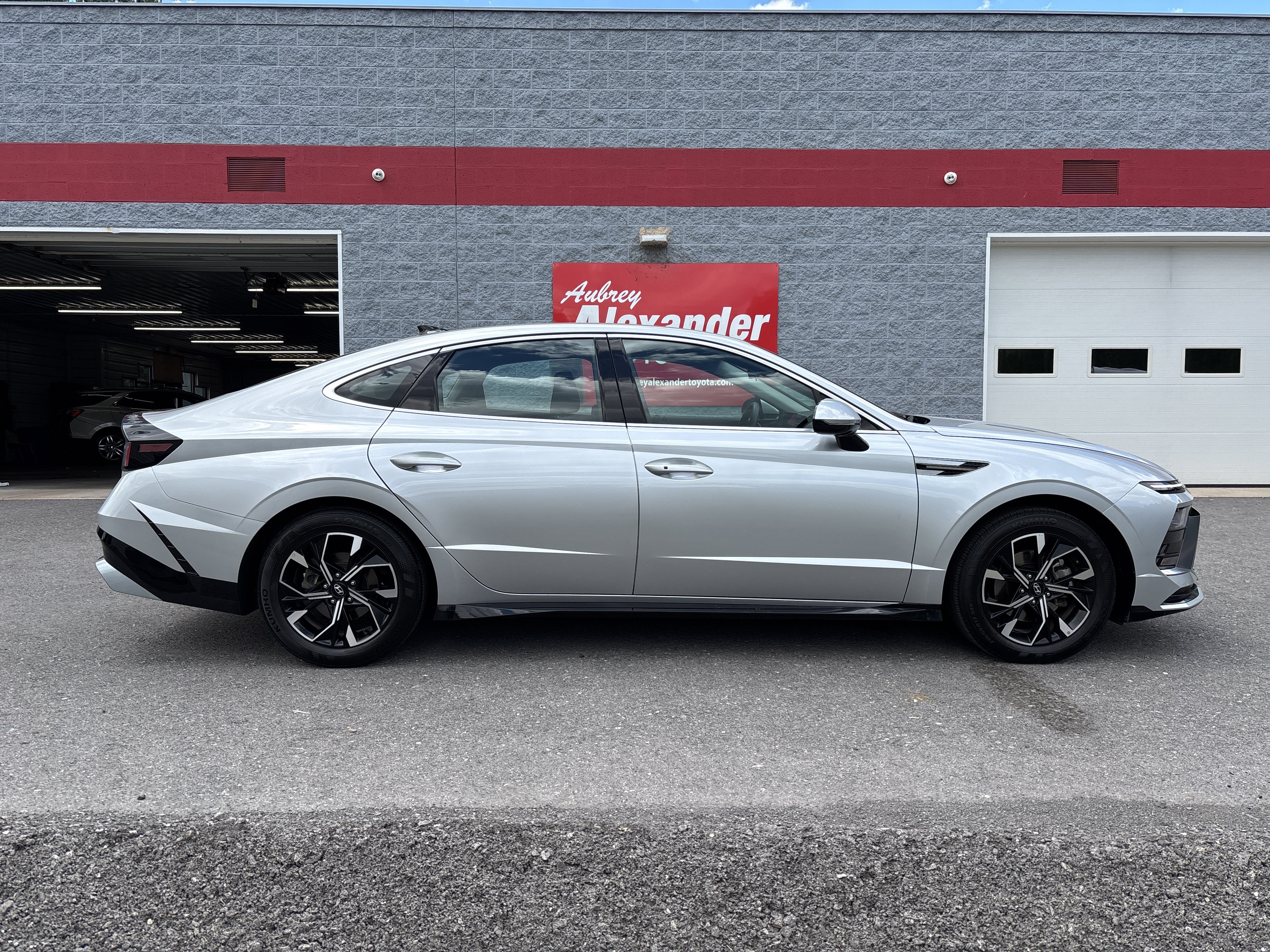 Used 2025 Hyundai Sonata SEL FWD image 2