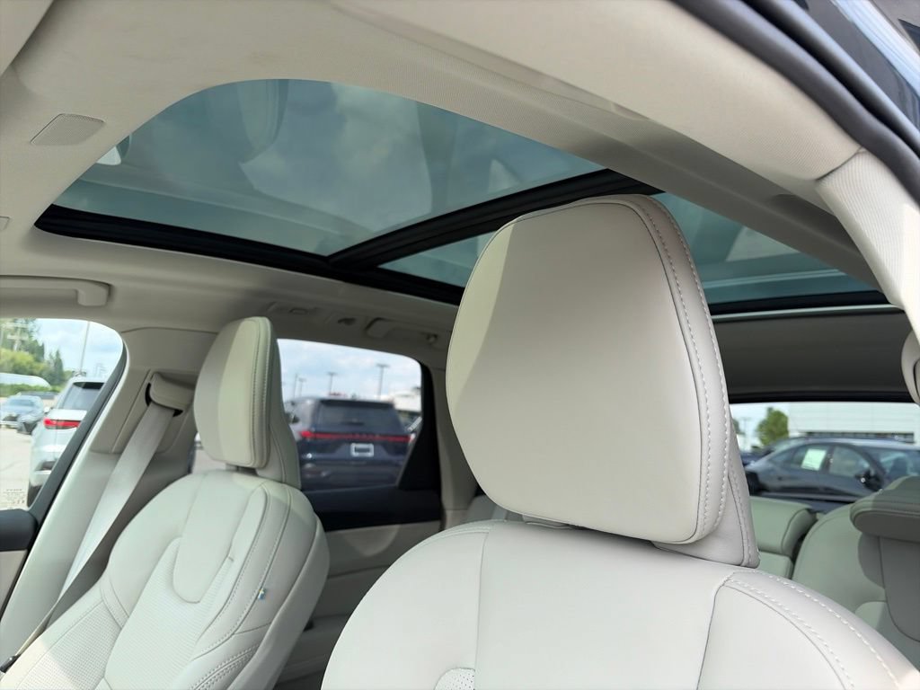 Used 2025 Volvo XC60 B5 Ultra w/ Climate Package AWD/4WD image 12