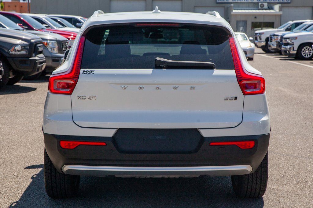Used 2023 Volvo XC40 B5 Plus image 6