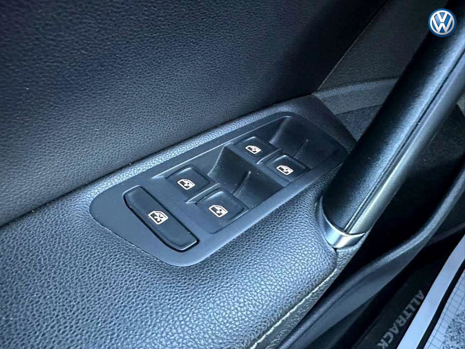 Used 2017 Volkswagen Golf Alltrack SE image 25