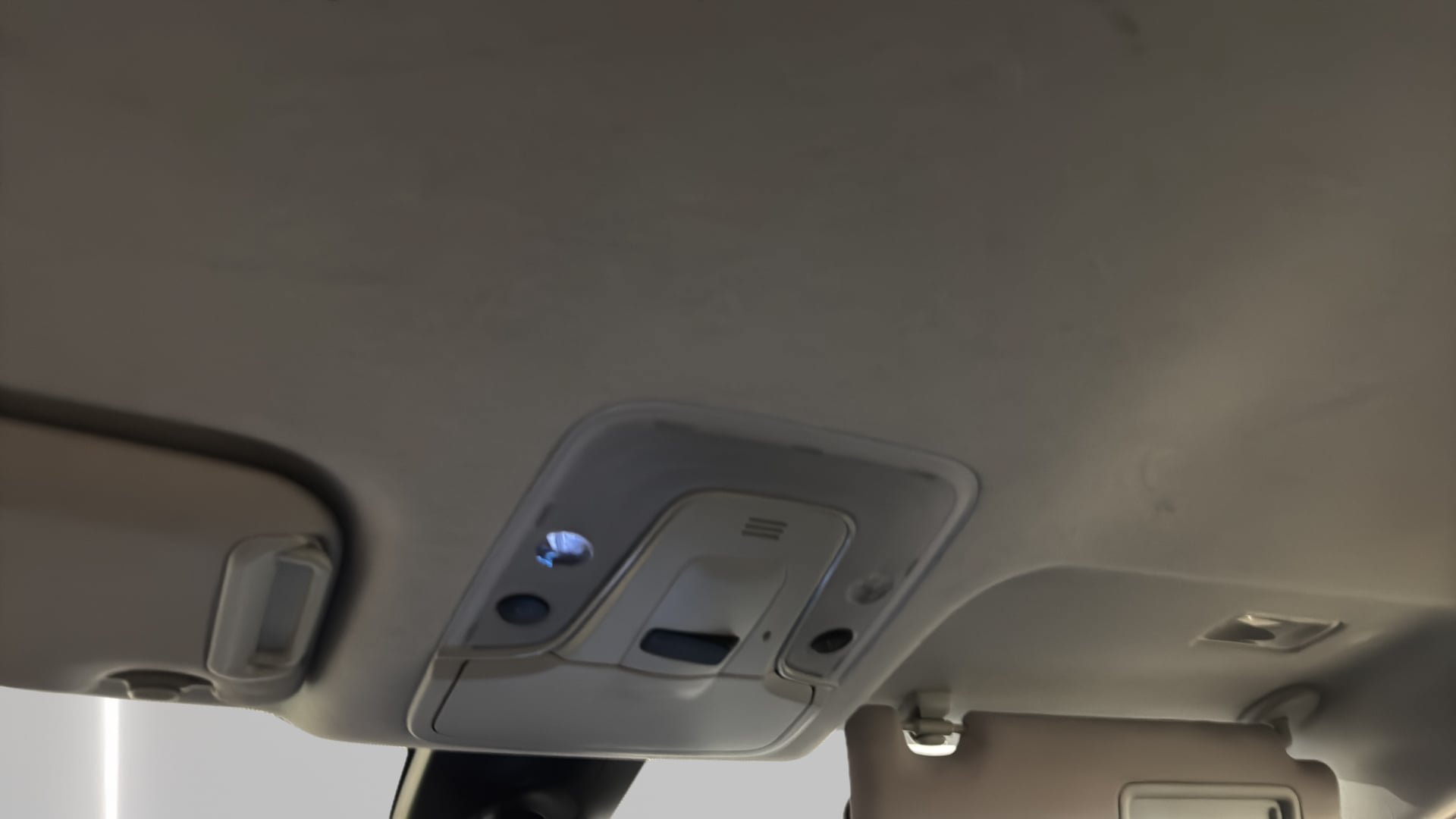 Used 2019 Toyota Prius LE w/ Preferred Accessory Package FWD image 18