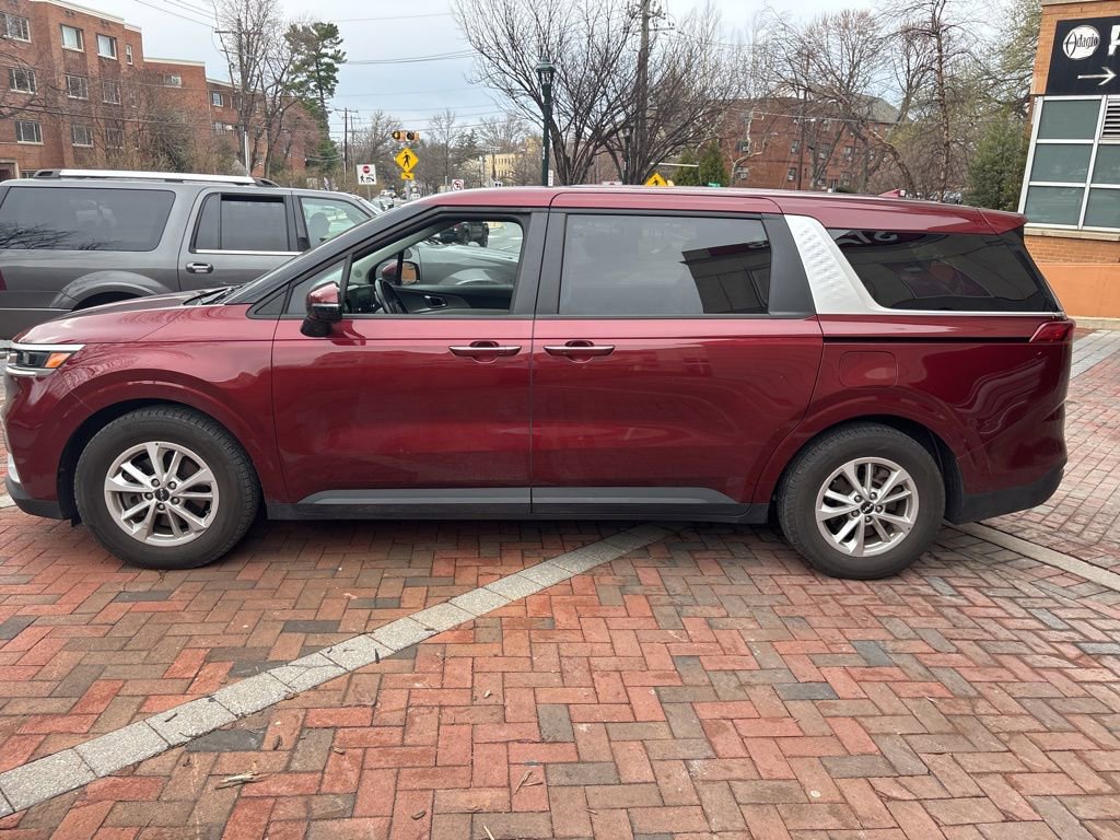 Used 2022 Kia Carnival LX image 4