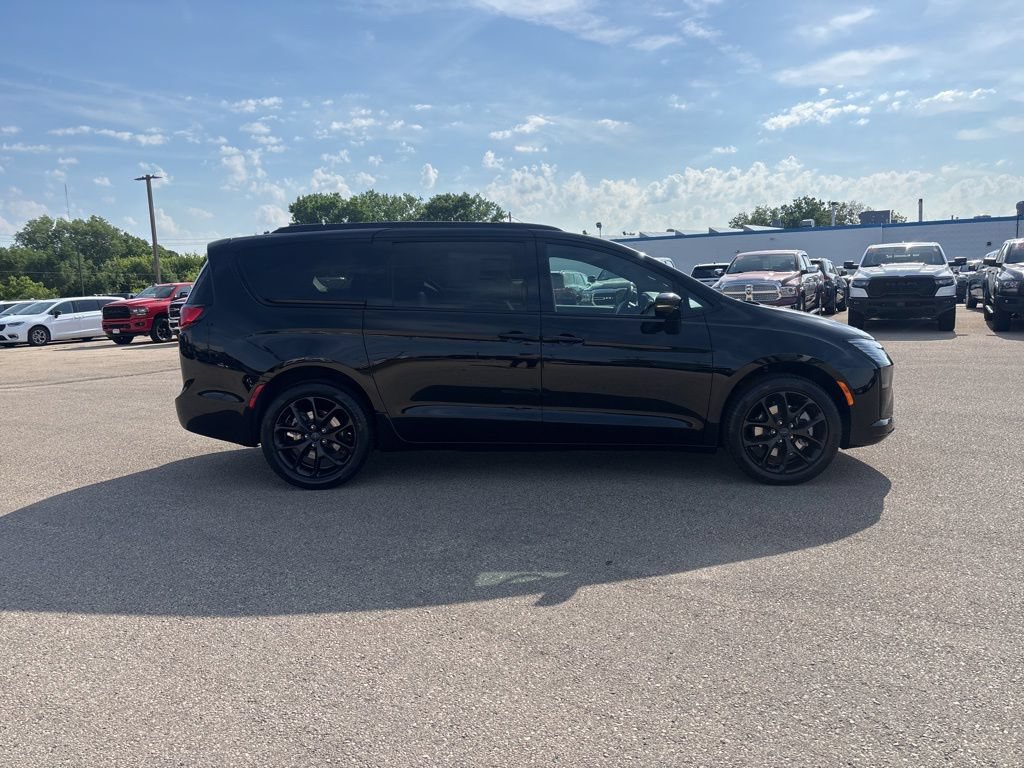 New 2027 Chrysler Pacifica Limited w/ S Appearance Package AWD/4WD image 6