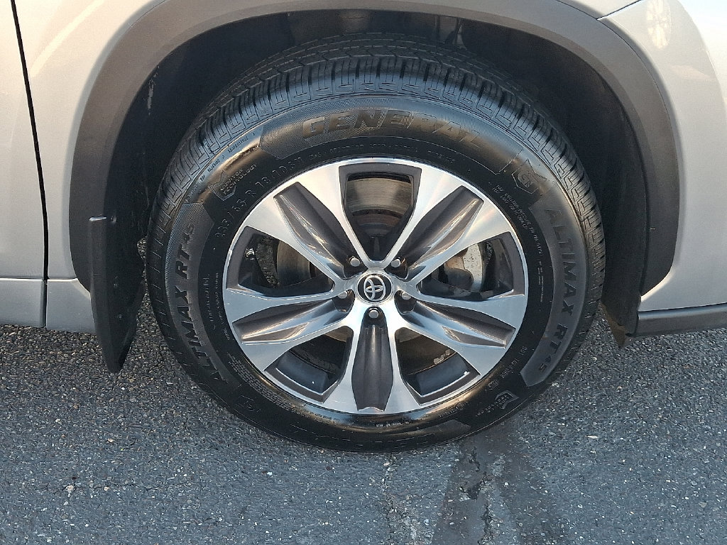 Certified 2022 Toyota Highlander XLE AWD/4WD image 8